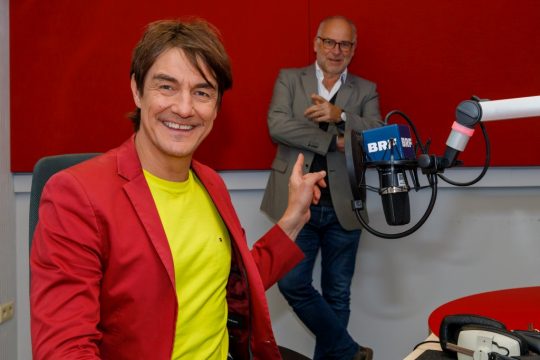 Matze Knop mit Moderator Horst Senker (Bild: Olivier Krickel/BRF)