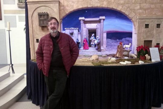 Horst Reiter mit Jahreskrippe (Bild: privat)