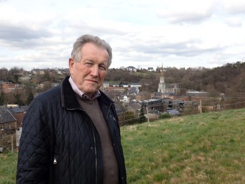 Zeitzeuge Josef Johnen auf der elterlichen Wiese mit Blick auf "seine" Unterstadt (Bild: Marc Despineux)