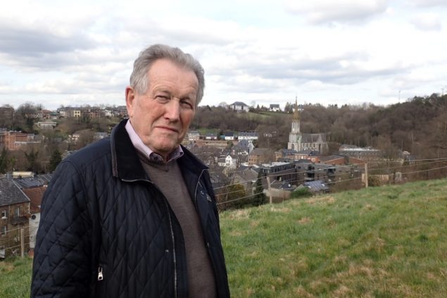 Zeitzeuge Josef Johnen auf der elterlichen Wiese mit Blick auf "seine" Unterstadt (Bild: Marc Despineux)