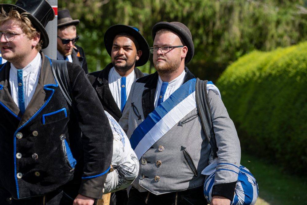 Jan Schneider kehrt nach ca. 3,5 Jahren von seiner Wanderschaft als „Rolandsbruder" in sein Heimatdorf zurück (Bild: Josef Gaspers)