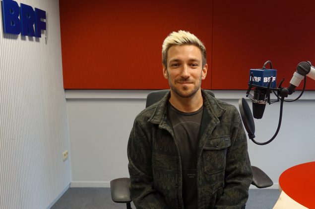 Julian Adler stellt sein Debütalbum vor (Bild: BRF)