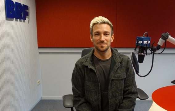 Julian Adler stellt sein Debütalbum vor (Bild: BRF)
