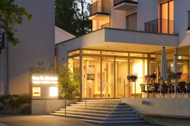 Haupteingang St Elisabeth bei Nacht