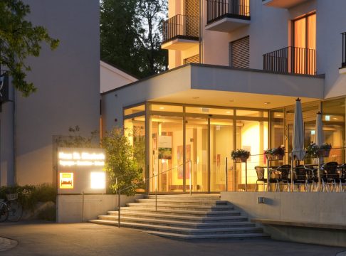 Haupteingang St Elisabeth bei Nacht