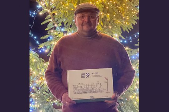 Mathieu Lenaerts mit dem Buch über die Eisenbahnlinie (Bild: privat)