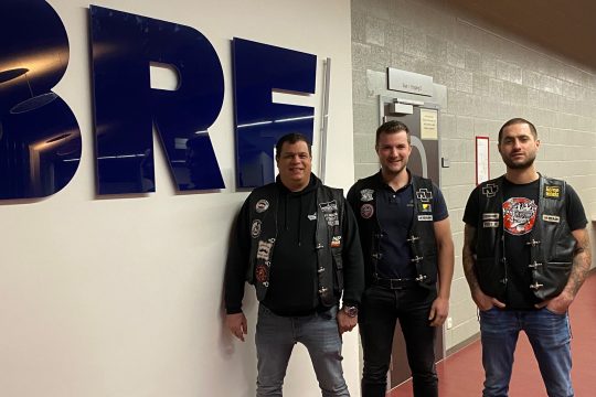 (vrnl.) Markus Henkes und Josua Lamsfuss (Los Hermanos) und Fabrice Jost (Nube de polvo) (Bild: Didier Lejeune/BRF)