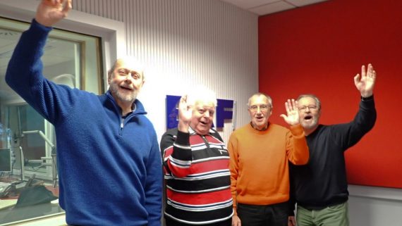 Günter Zimmermann (2.vl) fühlt sich sichtlich wohl zwischen den Moderatoren (Bild: Marc Despineux)