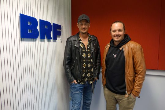 Simon Kurtenbach und Manuel Sauer stellen die Tonbauhütte und Eldorado vor (Bild: Sylke Tegtmeyer/BRF)