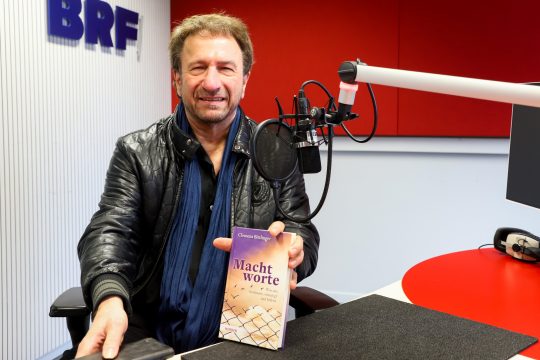 Clemens Bittlinger ist Pfarrer, Sänger und Buchautor (Bild: Julien Claessen/BRF)
