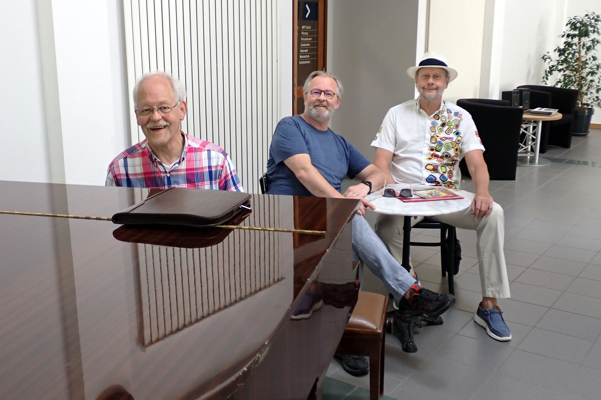 Man müsste Klavier spielen können… - Am Klavier Erwin Zimmermann, im Hintergrund Marc Despineux und Guido Kalf (Bild: privat)