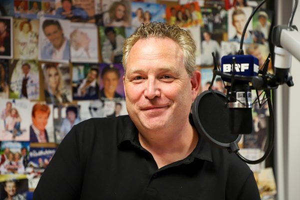 BRF-Moderator Patrick Knops (Bild: Julien Claessen/BRF)