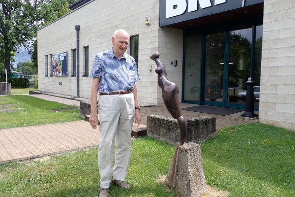 Günther Lampson und die schöne "Miss Bella" am Belgischen Rundfunk (Bild: Marc Despineux)