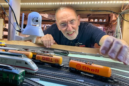 Klaus Theissen mit seiner Modelleisenbahn (Archivbild: Robin Emonts/BRF)