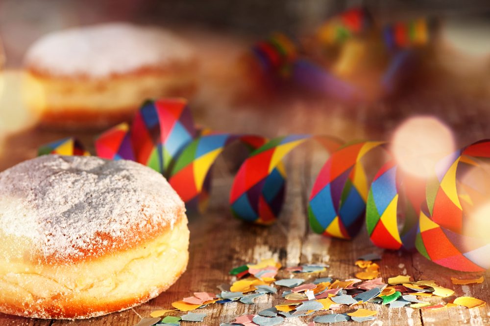 Donut mit bunten Karnevalsdekoration (Illustrationsbild: © Bildagentur PantherMedia/Gudrun Krebs)