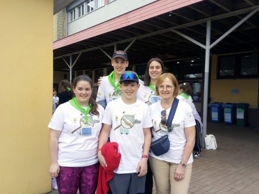 Vier Messdiener aus Mackenbach - Marie Breuer, Alain Hilgers, Olivier Hilgers, Annie Hilgers - und ihre Begleiterin Sylvia Theissen