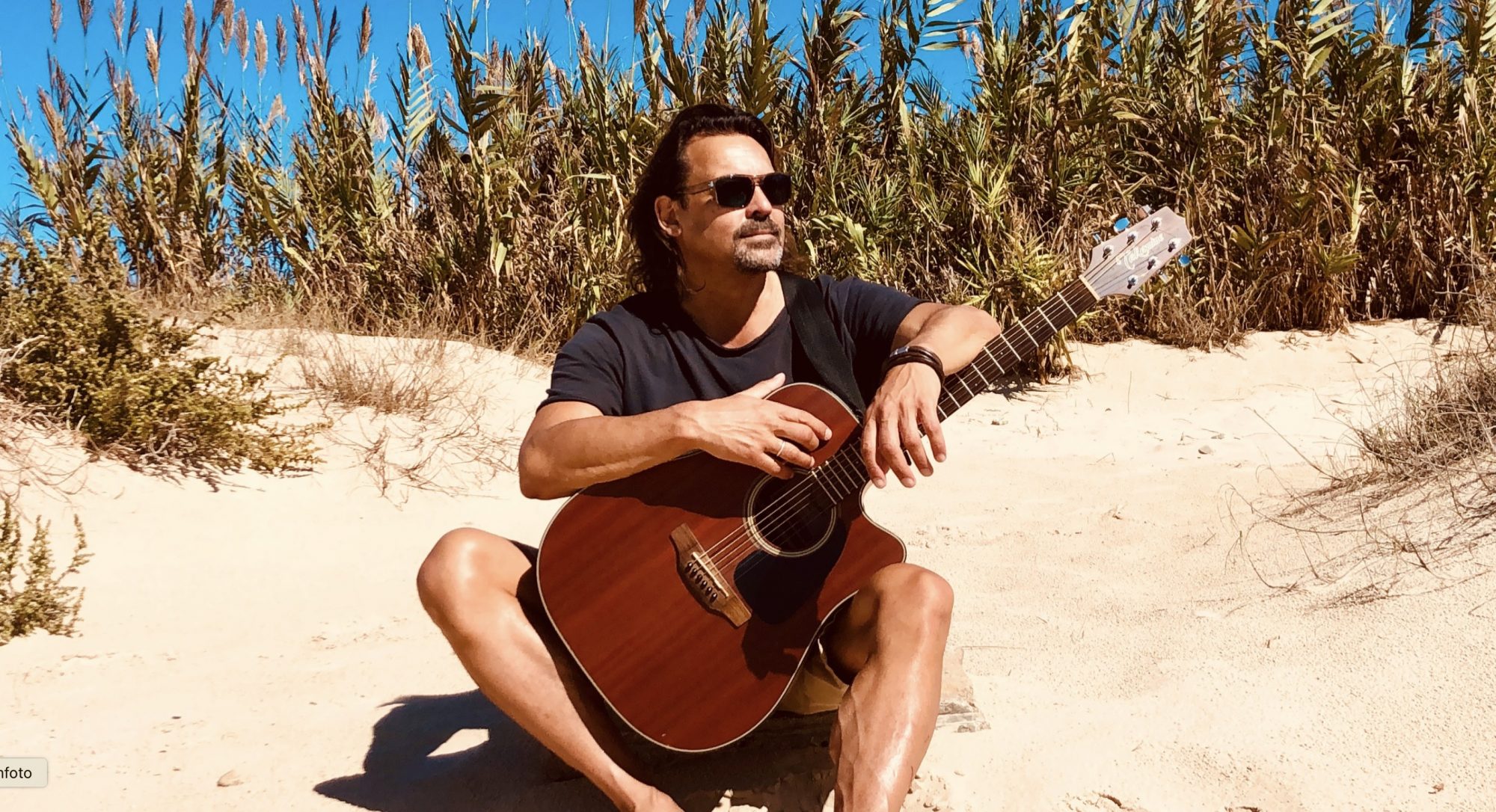 Aurel (Pressefoto mit Gitarre am Strand)