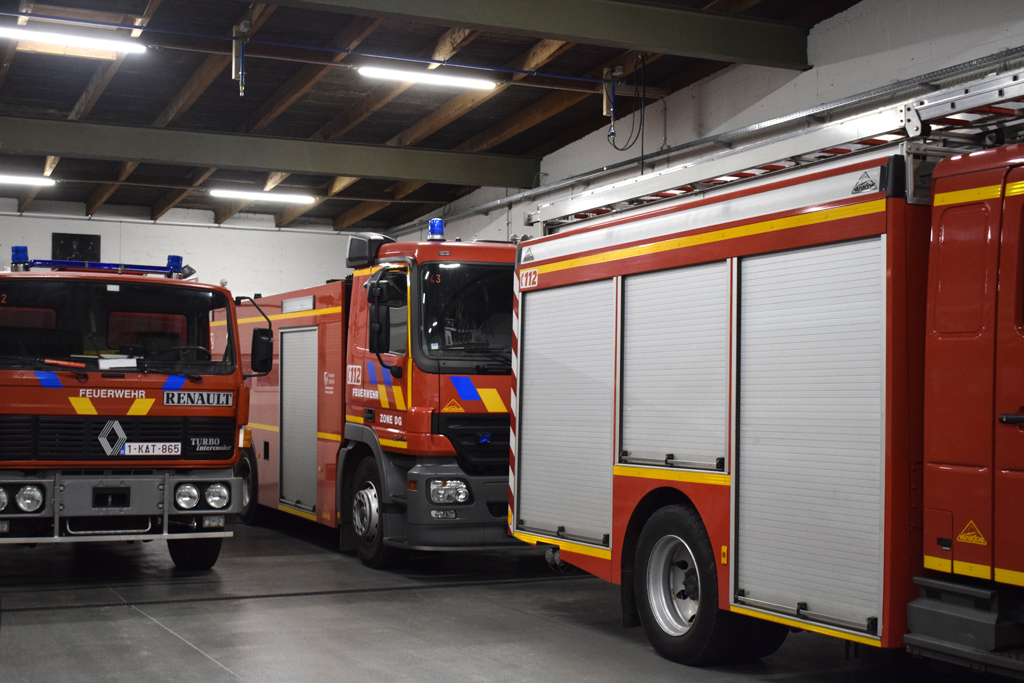 Halle der Feuerwehr St. Vith mit mehreren geparkten Löschfahrzeugen