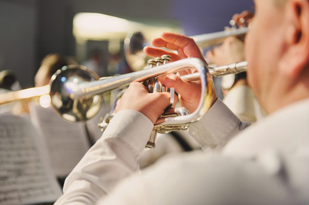 Trompete in den Händen eines Musikers der Band