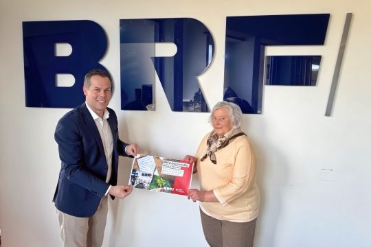 BRF-Direktor Alain Kniebs und Gewinnerin Yvonne Schmitz