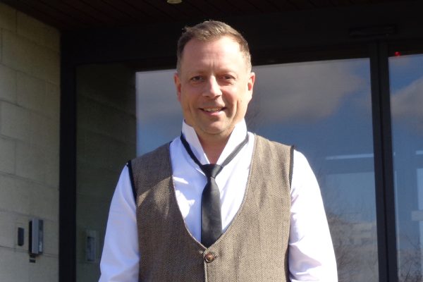 Thierry Cremer vor dem BRF-Funkhaus