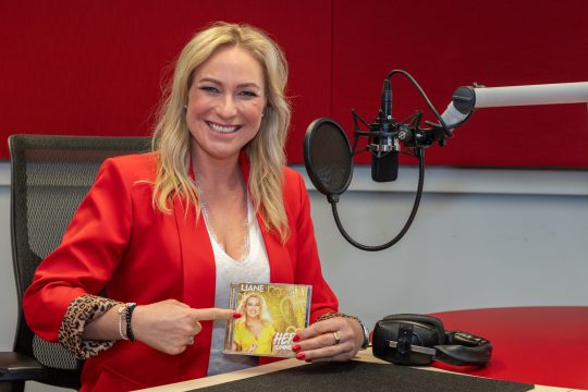 Liane zu Gast im Künstlertreff bei BRF2 - In der Hand ihr neues Album