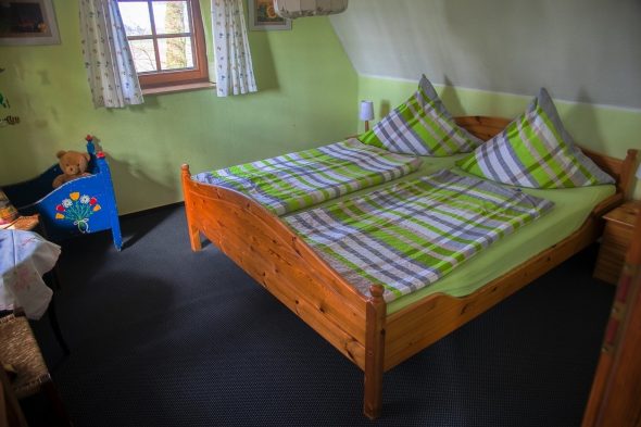 Schlafzimmer mit Doppelbett