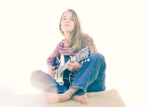 Caro Trischler mit Gitarre