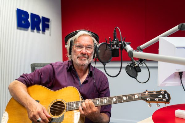 Stefan Gwildis spielt Gitarre bei BRF2