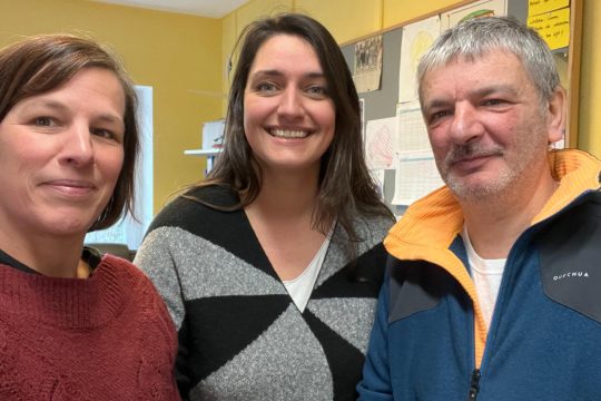 Britta Plattes und Inga Voss mit Moderator Raymond Andres