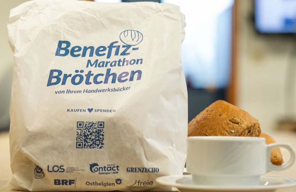 Brötchentüte steht mit einer Tasse Kaffee auf einem Tisch