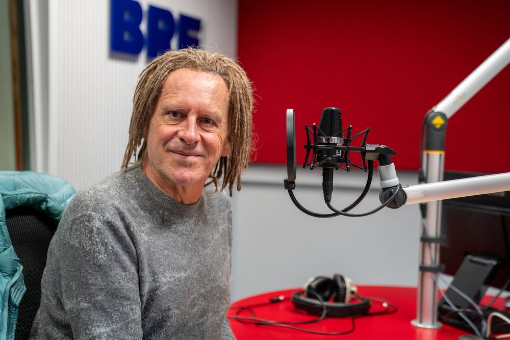 Mike Rötgens sitzt im BRF-Studio