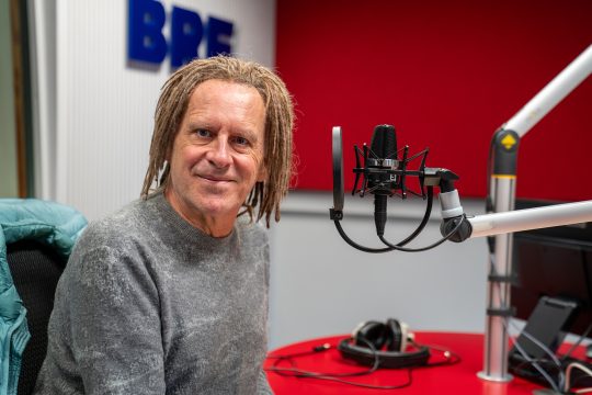 Mike Rötgens sitzt im BRF-Studio