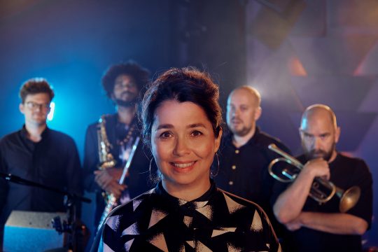 Céline Rudolph mit Musikern