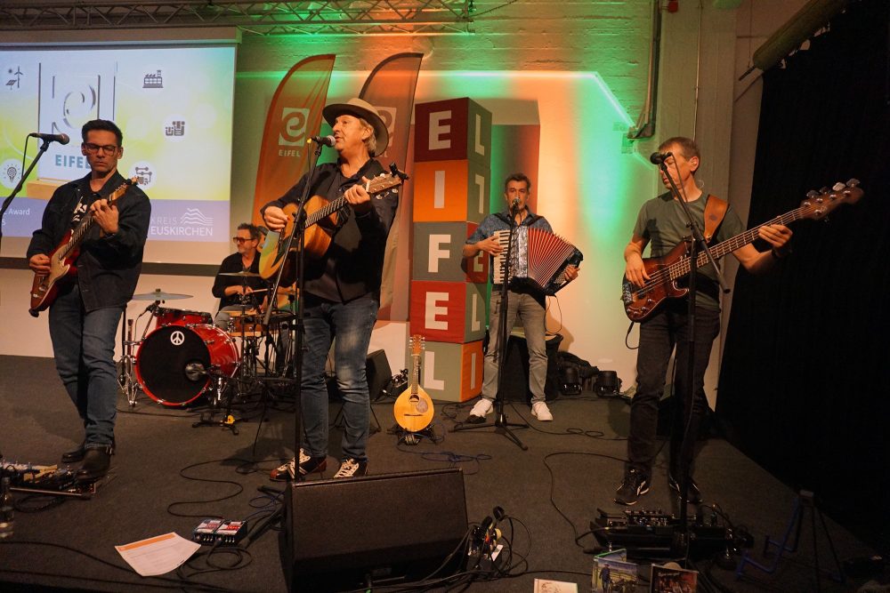 Günter Hochgürtel mit "Wibbelstetz" bei der Verleihung der Eifel-Awards in Euskirchen