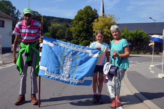 Bei der Wanderung 2025: Albert Velz, Hanna Röhl und Oma Ketchen Röhl
