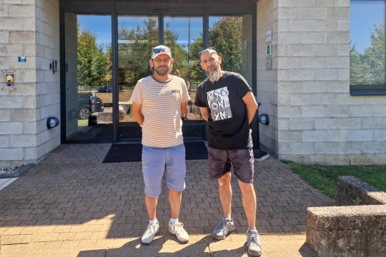 Jeremy Ernst und Andreas Van Ghoethem vom Verkehrsverein Kelmis vor dem BRF-Funkhaus