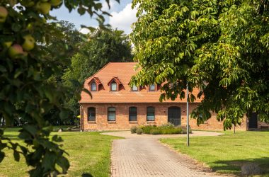2026 Gästehaus BärenHof Blick auf das Hauptgebäude von der Einfahrt