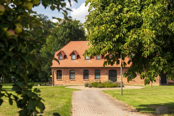 2026 Gästehaus BärenHof Blick auf das Hauptgebäude von der Einfahrt